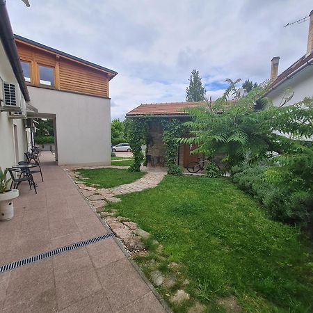 Kossuth Apartmanhaz Tata Exterior foto