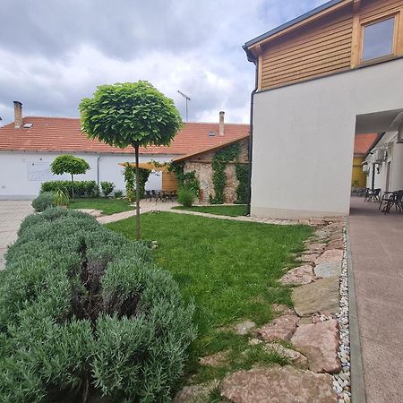 Kossuth Apartmanhaz Tata Exterior foto