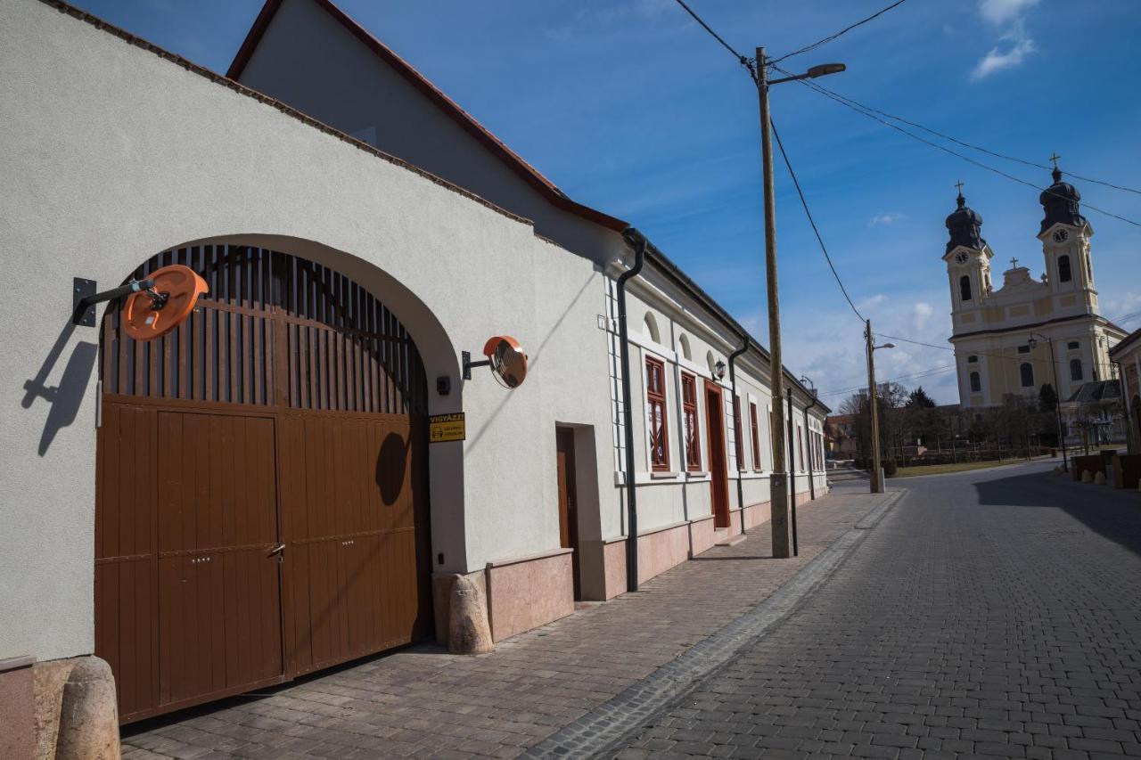 Kossuth Apartmanhaz Tata Exterior foto