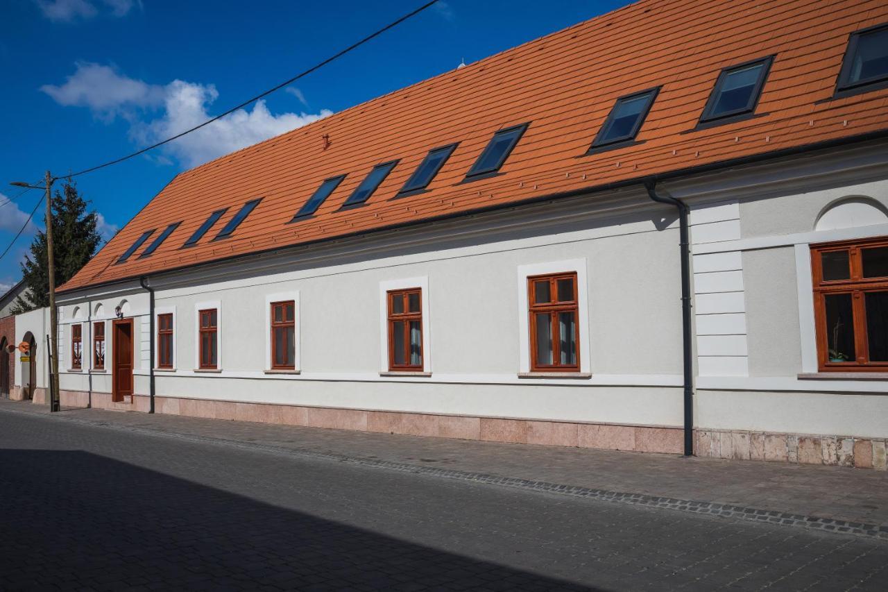 Kossuth Apartmanhaz Tata Exterior foto