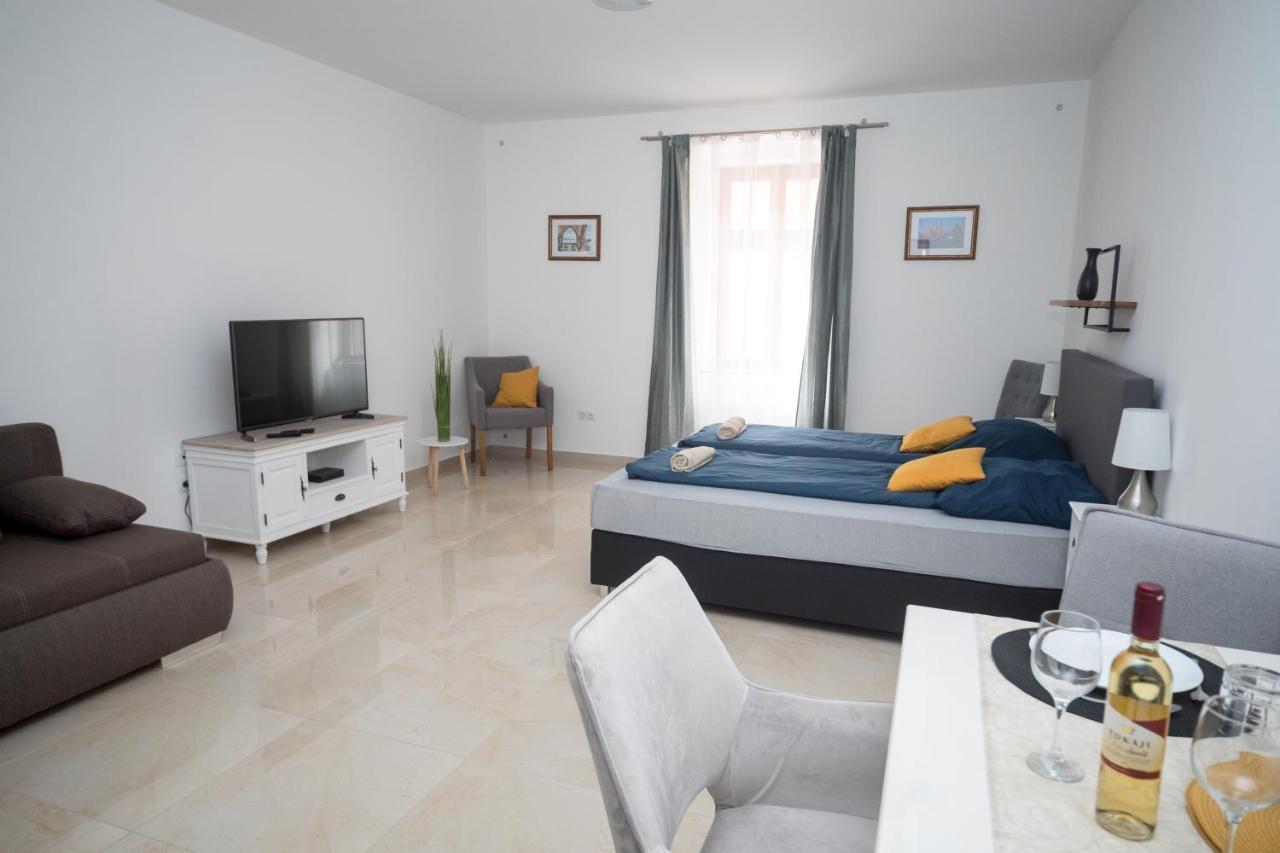 Kossuth Apartmanhaz Tata Exterior foto