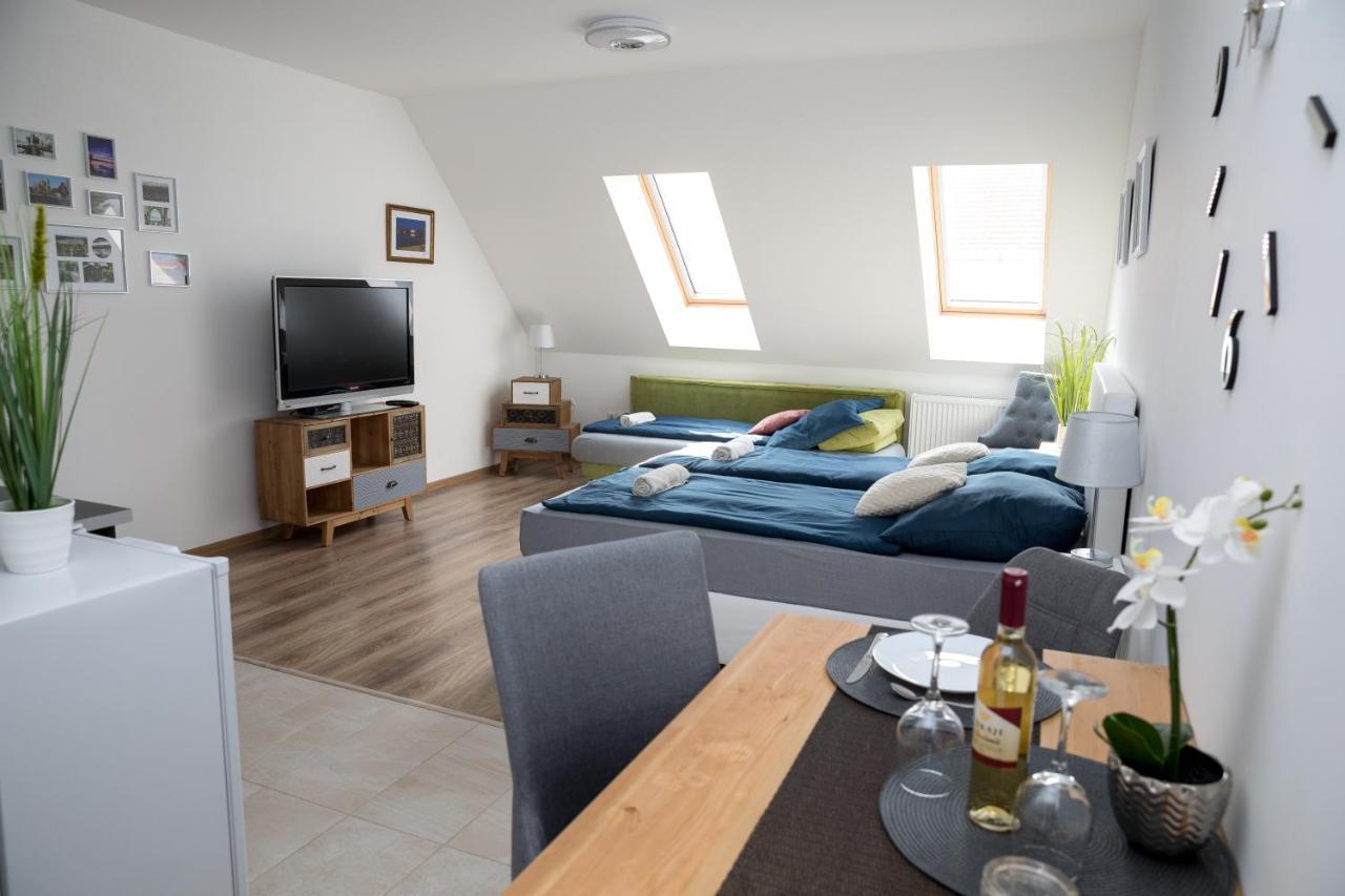Kossuth Apartmanhaz Tata Exterior foto