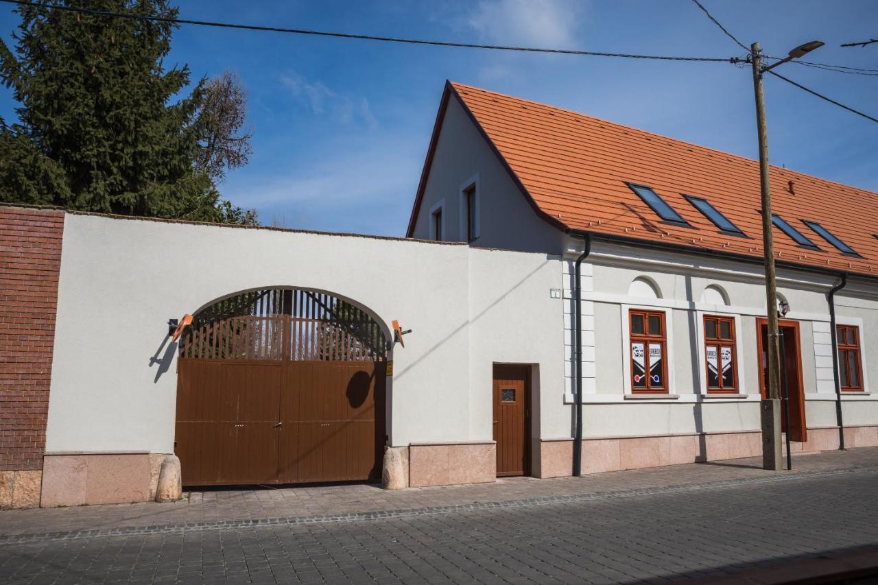 Kossuth Apartmanhaz Tata Exterior foto