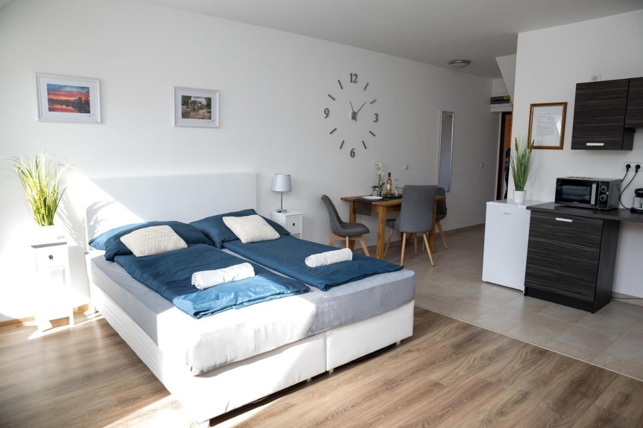 Kossuth Apartmanhaz Tata Exterior foto