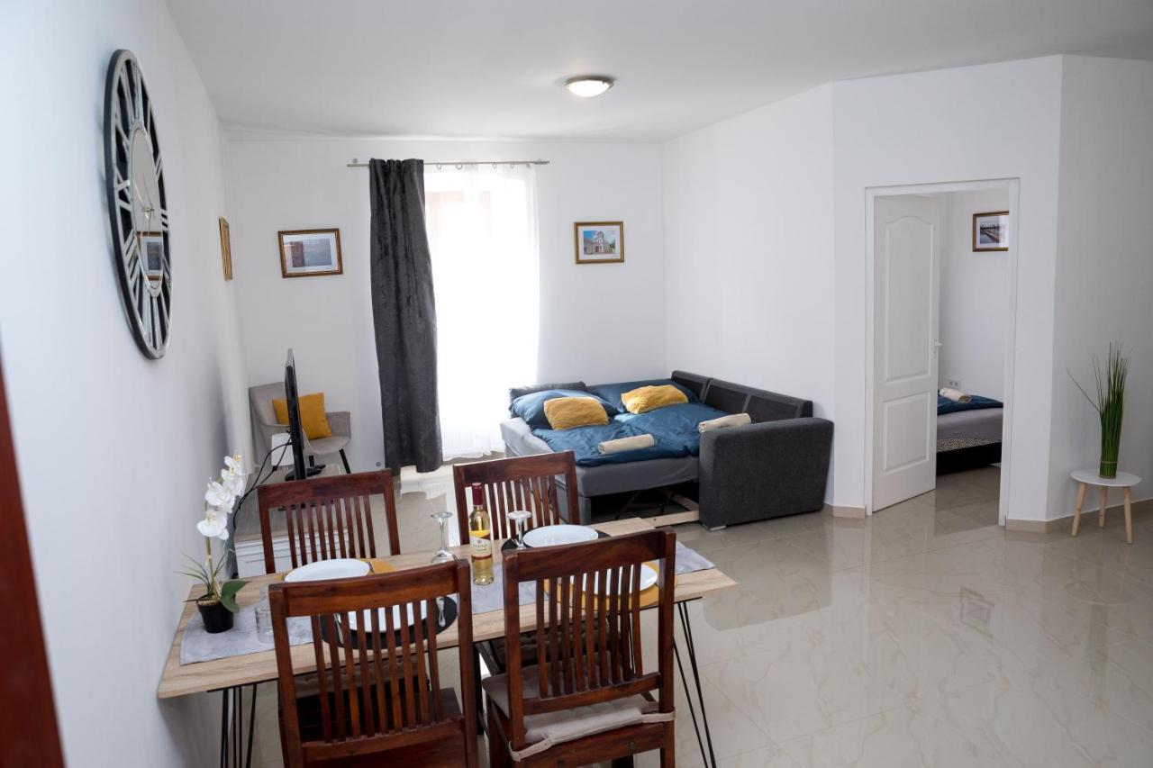 Kossuth Apartmanhaz Tata Exterior foto