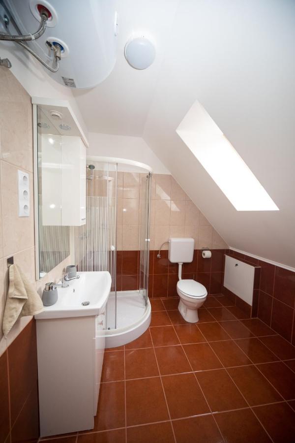 Kossuth Apartmanhaz Tata Exterior foto