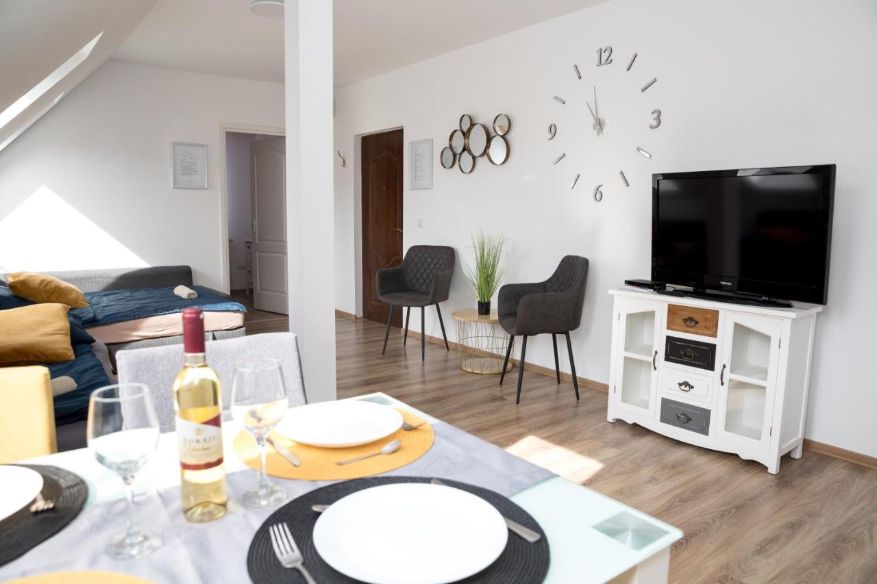 Kossuth Apartmanhaz Tata Exterior foto