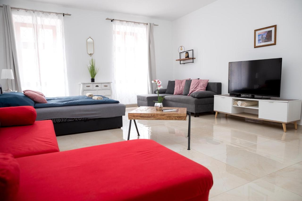 Kossuth Apartmanhaz Tata Exterior foto