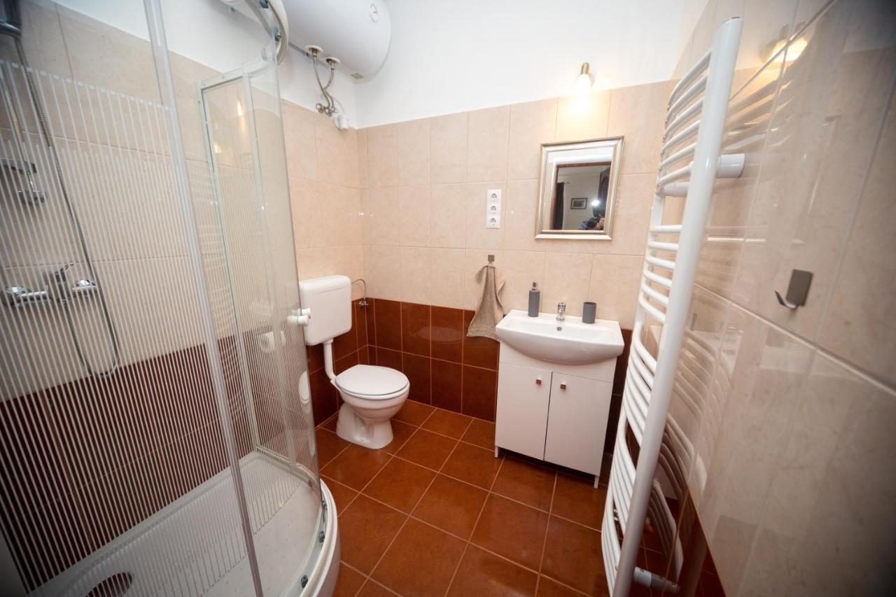 Kossuth Apartmanhaz Tata Exterior foto