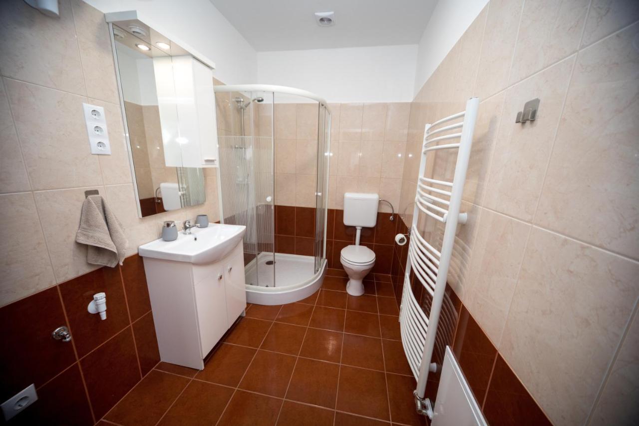 Kossuth Apartmanhaz Tata Exterior foto