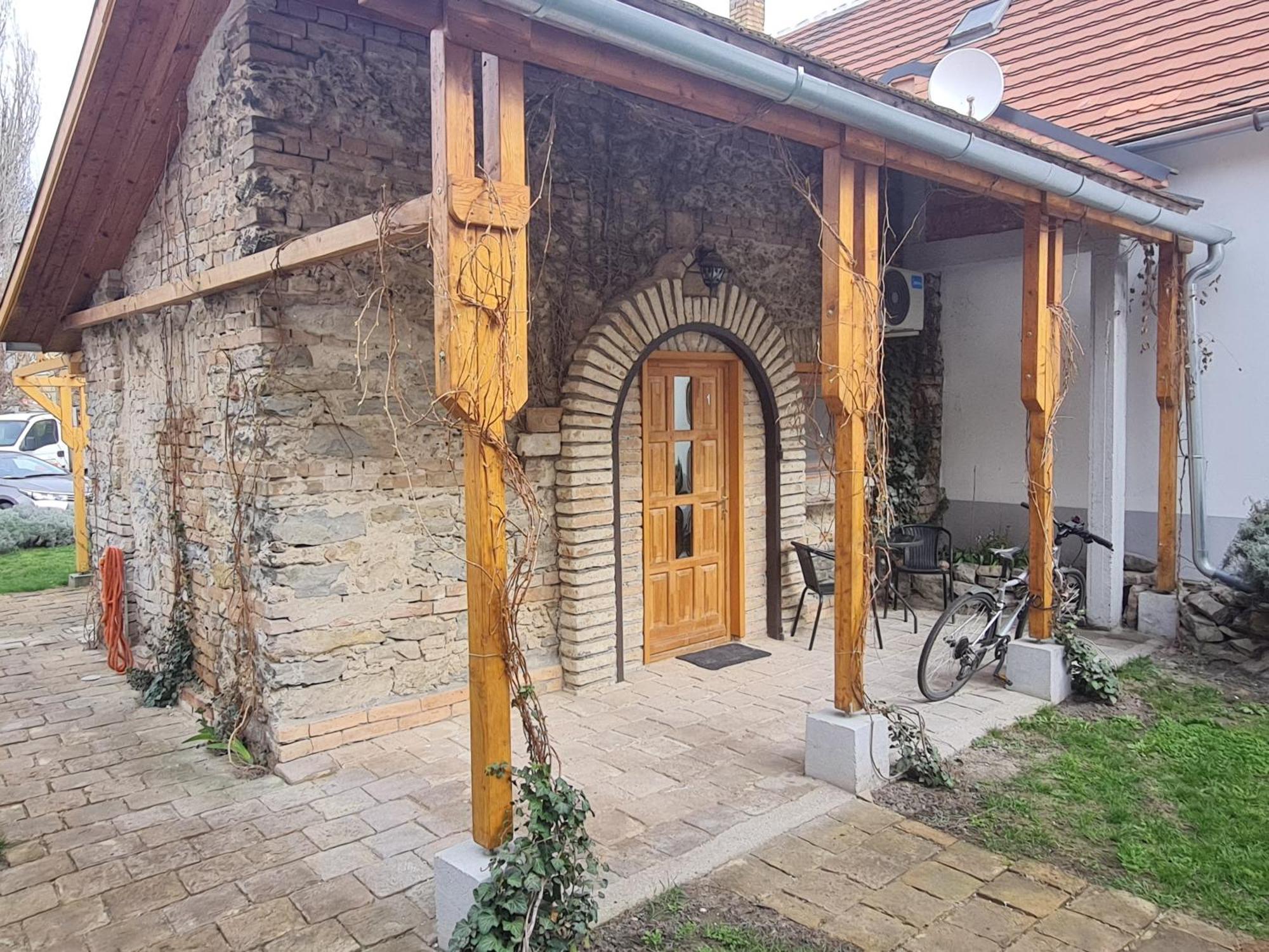 Kossuth Apartmanhaz Tata Exterior foto