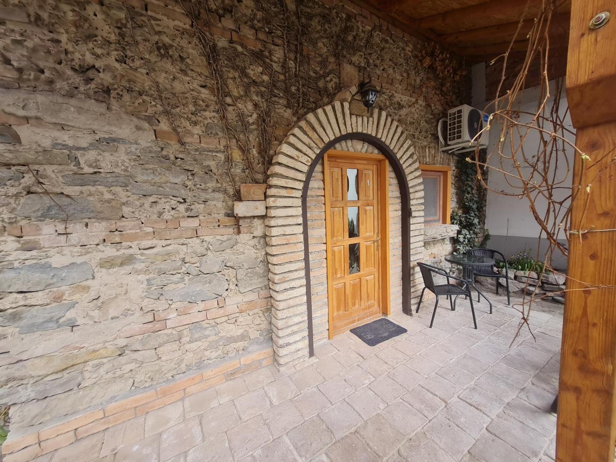 Kossuth Apartmanhaz Tata Exterior foto