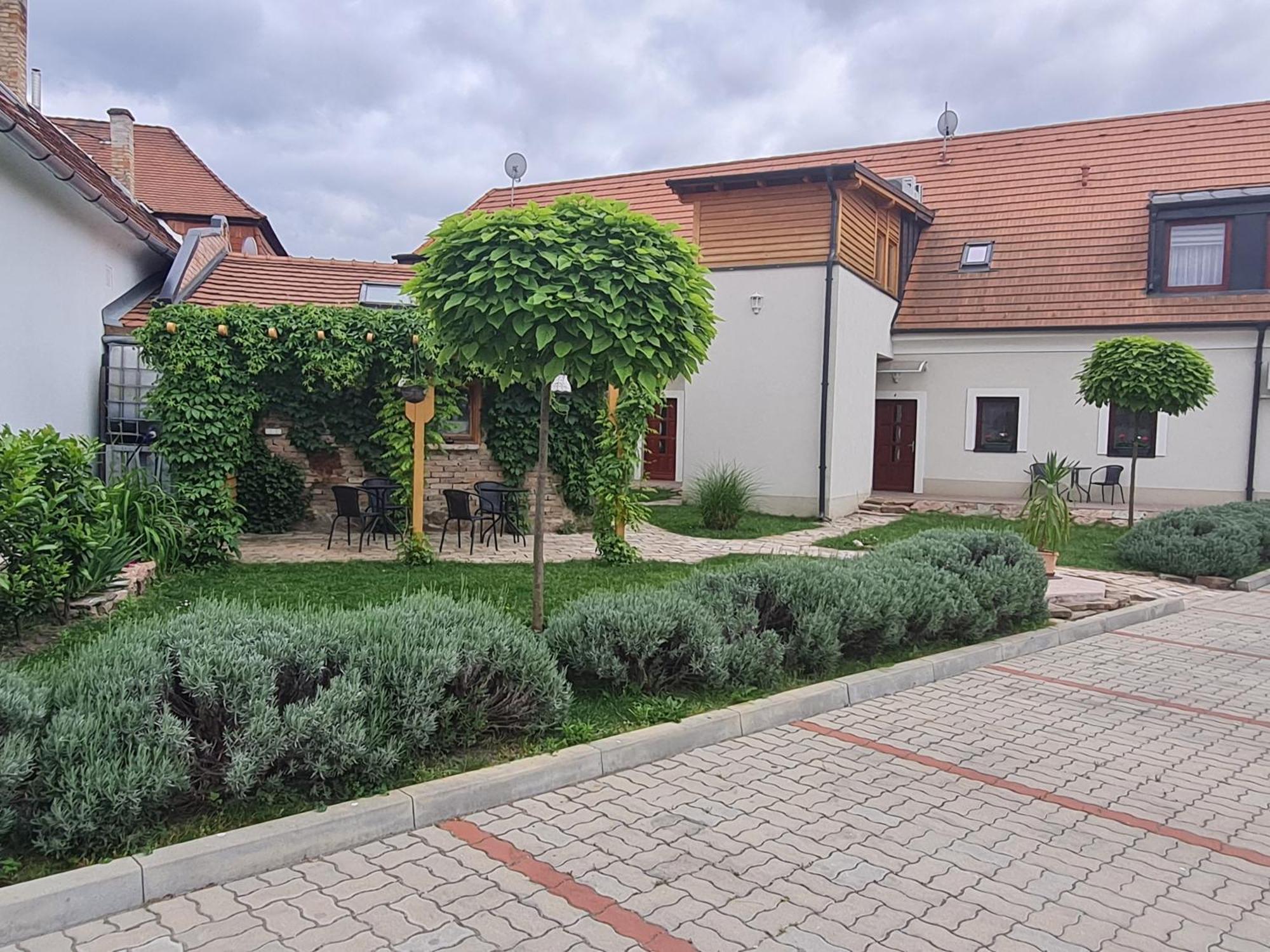 Kossuth Apartmanhaz Tata Exterior foto