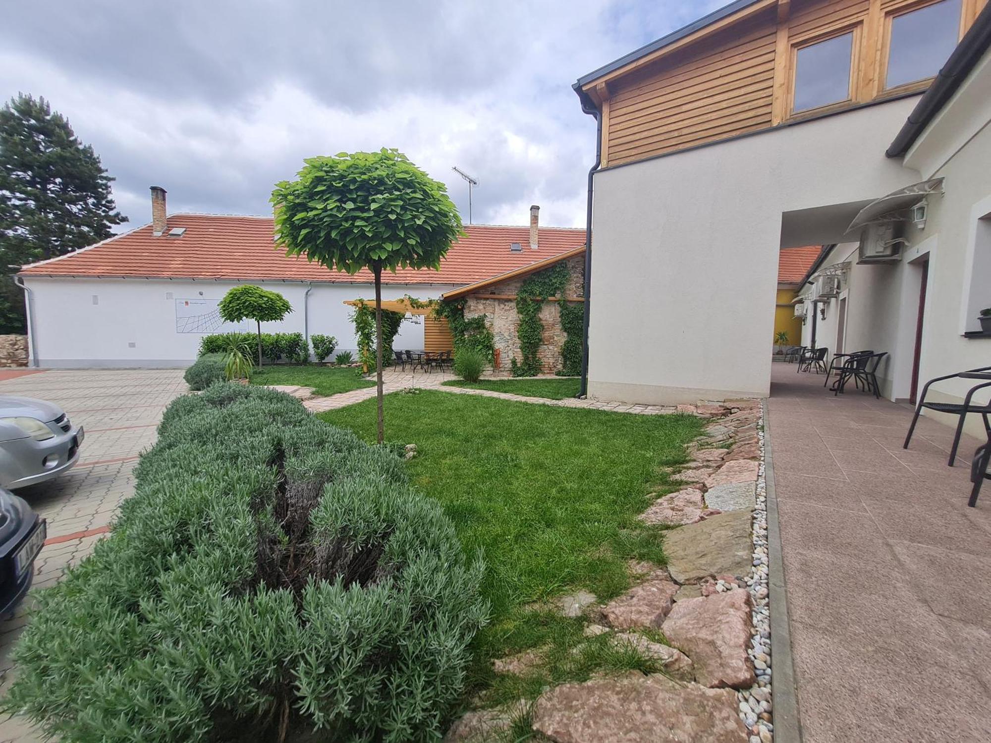Kossuth Apartmanhaz Tata Exterior foto