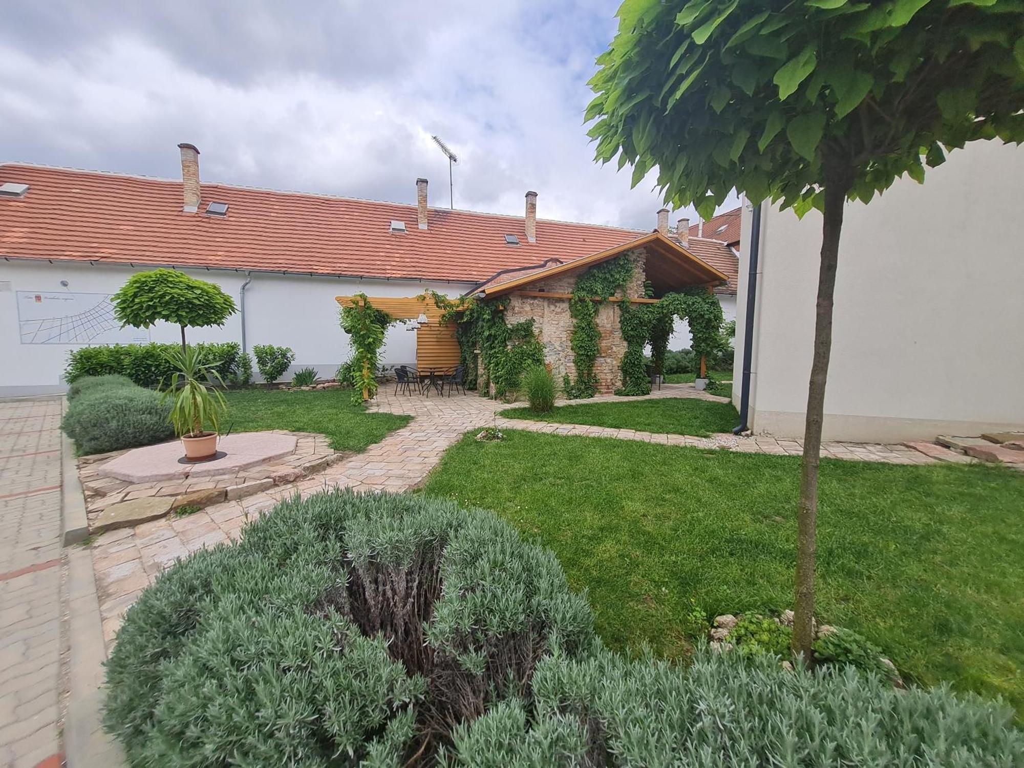 Kossuth Apartmanhaz Tata Exterior foto