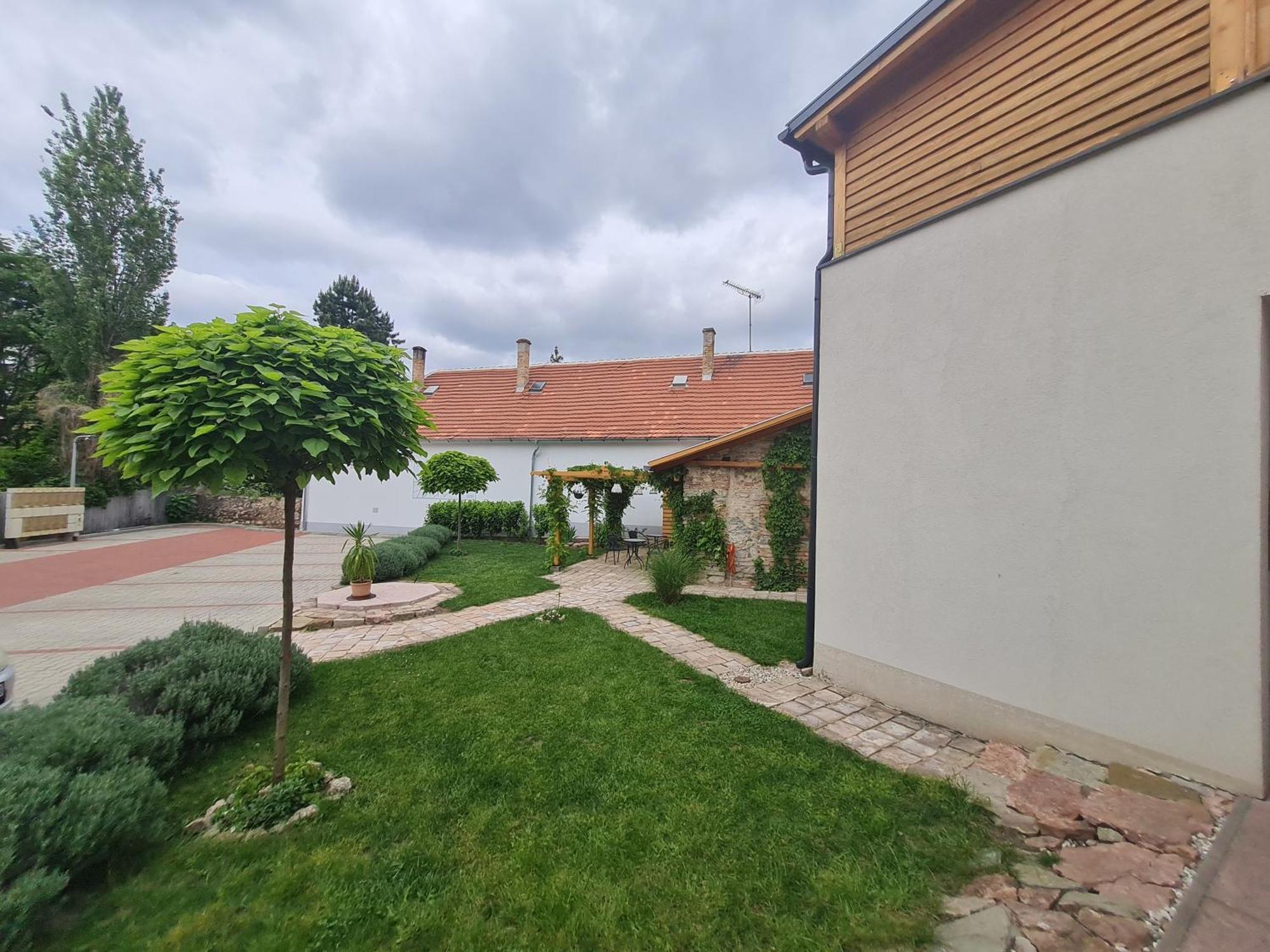 Kossuth Apartmanhaz Tata Exterior foto